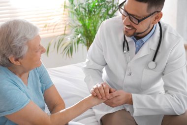 Doktor modern hastanedeki kıdemli hastayı ziyaret ediyor.