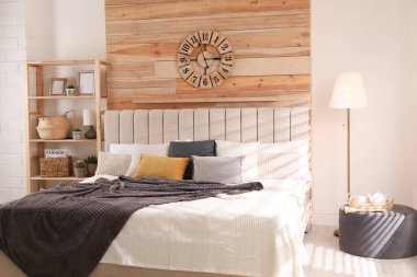 Büyük, rahat bir yatağı olan şık bir oda.