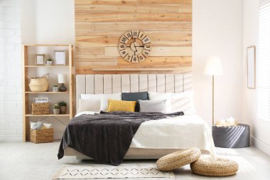 Büyük, rahat bir yatağı olan şık bir oda.