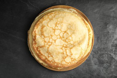 Siyah masanın üstünde taze krep yığını.