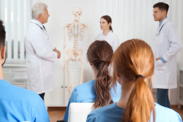 Orvostanhallgatók, akik ortopédiai előadást tartanak a klinikán — Stock Fotó