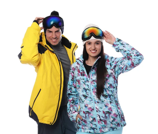 Casal vestindo roupas elegantes esporte de inverno no fundo branco — Fotografia de Stock