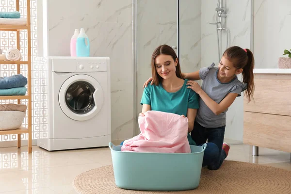 母と小さな娘とともにきれいな洗濯でバスルーム — ストック写真