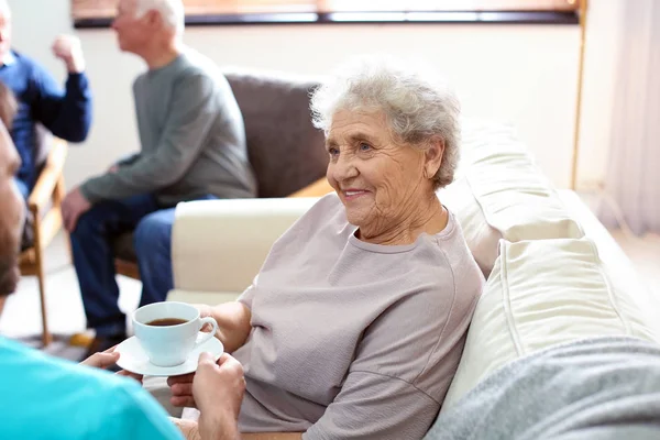 Travailleur médical prenant soin d'une femme âgée en hospice gériatrique — Photo