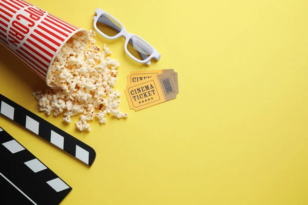 Composizione flat lay con deliziosi popcorn su sfondo giallo — Foto Stock