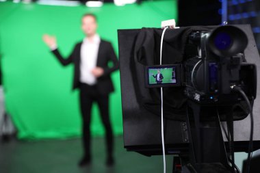 Stüdyoda çalışan sunucu, video kamera ekranına odaklan