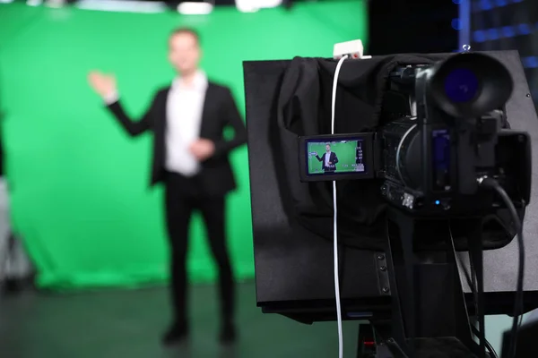 Presenter Arbetar Studio Fokus Videokamera Skärm — Stockfoto