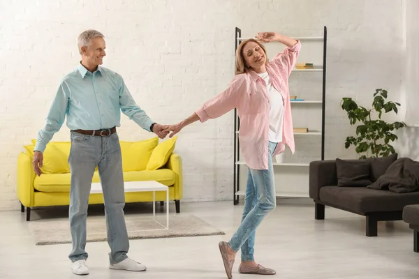 Gelukkig Senior Paar Dansen Samen Woonkamer — Stockfoto