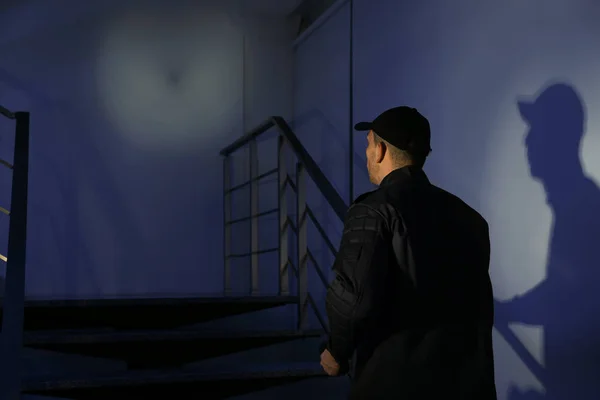 Guarda Segurança Masculino Com Lanterna Subindo Escadas Escuridão — Fotografia de Stock