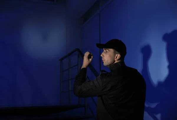 Männlicher Wachmann Mit Taschenlampe Dunkeln Die Treppe Hinauf — Stockfoto