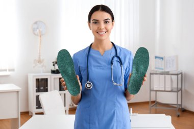 Klinikte taban gösteren genç bir ortopedist.