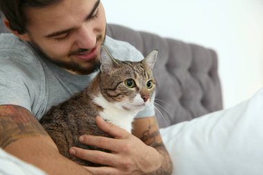 Evde kedisi olan mutlu bir adam. Dost canlısı.