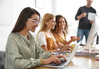 Ofiste çalışan profesyonel tasarımcı takımı.