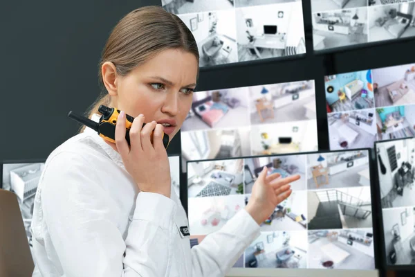 Emotionaler Wachmann mit tragbarem Sender am Arbeitsplatz — Stockfoto