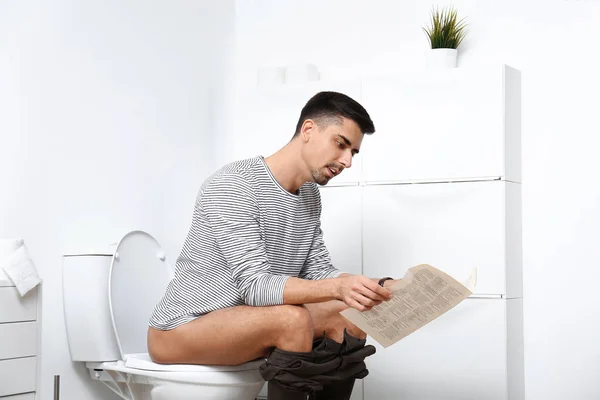 Homme Avec Journal Assis Sur Cuvette Des Toilettes Dans Salle — Photo