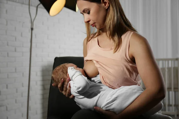 Jonge Vrouw Borstvoeding Haar Kleine Baby Thuis — Stockfoto