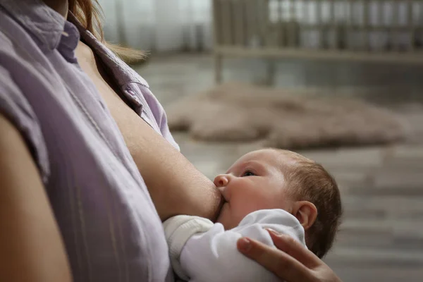 Jovem Mulher Amamentando Seu Bebê Casa Close — Fotografia de Stock