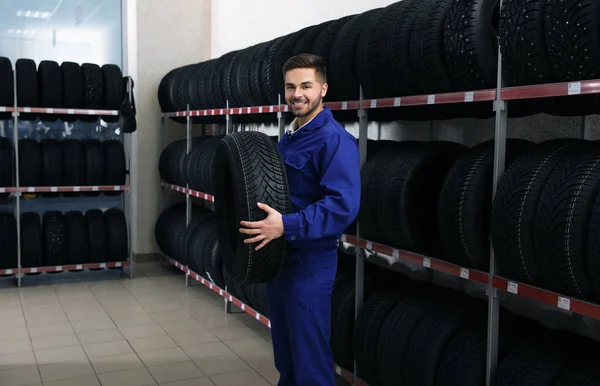 Male Mechanic Car Tire Auto Store — ストック写真
