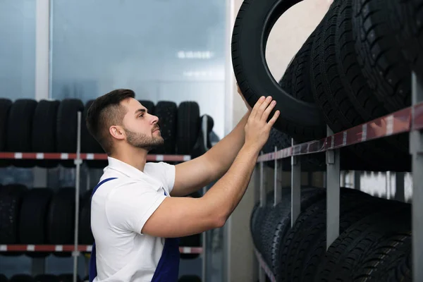 Muž Mechanik Pneumatikou Autopůjčovně — Stock fotografie