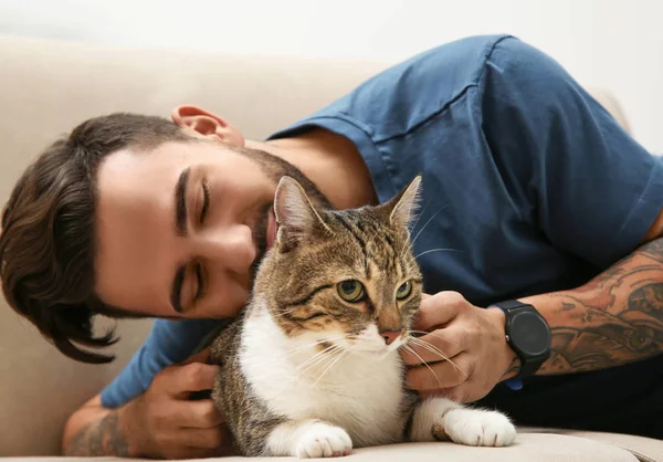 Happy Man Cat Sofa Home Friendly Pet — Stock Photo, Image