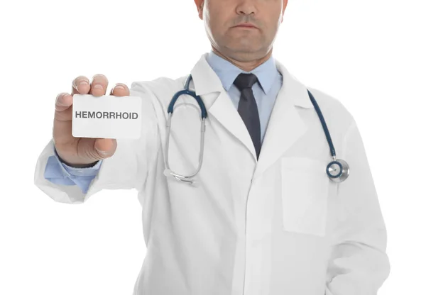 Doctor Sosteniendo Tarjeta Visita Con Palabra Hemorrhoid Sobre Fondo Blanco — Foto de Stock