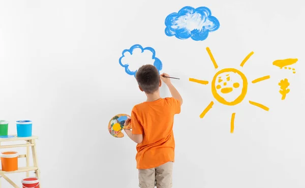 Pequena Criança Pintura Nuvem Parede Branca Quarto — Fotografia de Stock