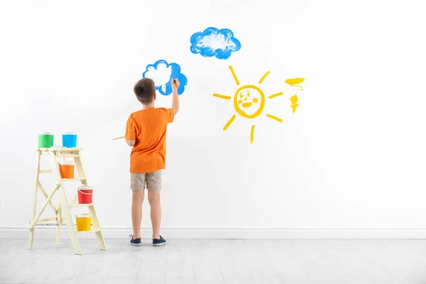 Маленький Ребенок Рисует Облако Белой Стене Комнате — стоковое фото