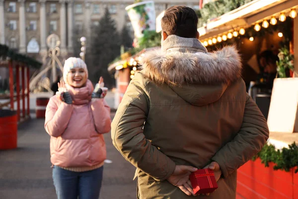 Man Presenting Christmas Gift His Girlfriend Winter Fair — Stock Photo, Image