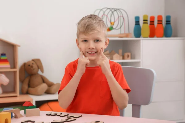 Симпатичный маленький мальчик в кабинете логопеда — стоковое фото