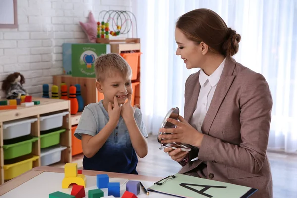 Speech therapeut werken met kleine jongen in het kantoor — Stockfoto