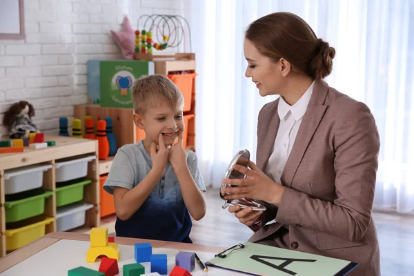 Logopeda pracująca z małym chłopcem w biurze — Zdjęcie stockowe