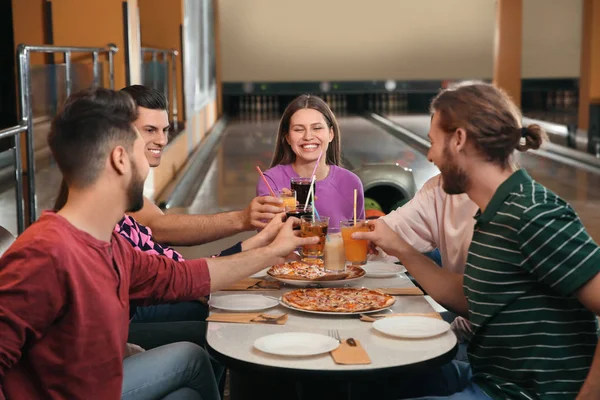 Group Friends Drinks Pizza Bowling Club — Stock Photo, Image