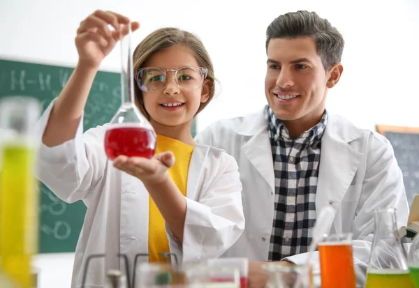 Nauczyciel z uczniem, co czyni eksperyment w klasie chemii — Zdjęcie stockowe