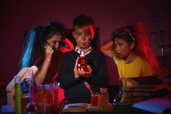 Děti provádějí chemický výzkum v laboratoři. Nebezpečný odborník — Stock fotografie