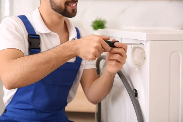 Professionele loodgieter repareren wasmachine in de badkamer, clos — Stockfoto