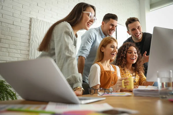 Equipo de diseñadores profesionales que trabajan en la oficina —  Fotos de Stock