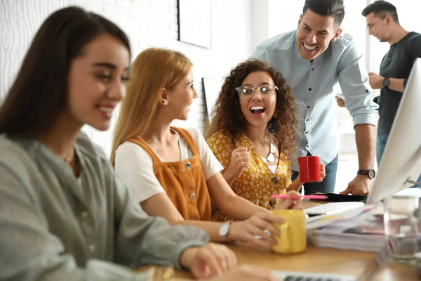 Equipo de diseñadores profesionales que trabajan en la oficina —  Fotos de Stock