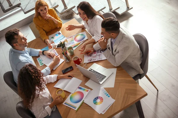 Equipo de diseñadores profesionales trabajando juntos en la mesa en offi —  Fotos de Stock