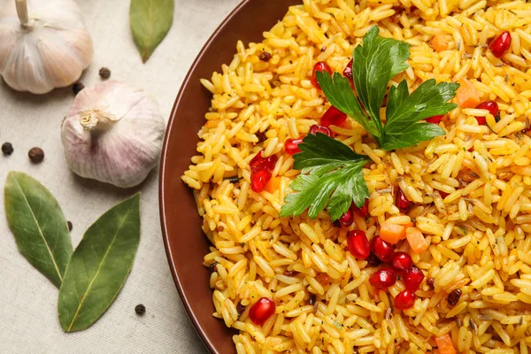 Gustoso Pilaf Riso Con Grani Melograno Sul Tavolo Primo Piano — Foto Stock