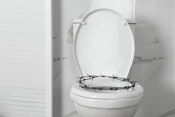 Toalete Com Arame Farpado Sala Descanso Conceito Hemorróidas — Fotografia de Stock