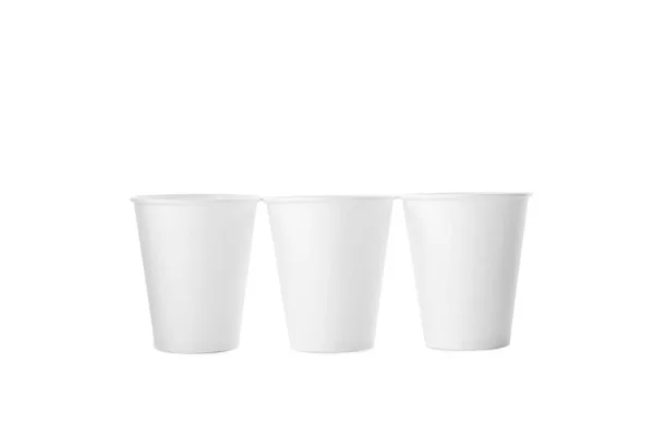 Порожні одноразові паперові чашки ізольовані на білому — стокове фото