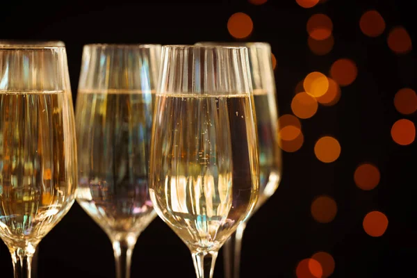 Champagne tegen wazig licht, close-up — Stockfoto