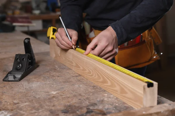 Profesjonalny Stolarz Mierzący Drewnianą Deskę Stole Warsztatowym Zbliżenie — Zdjęcie stockowe