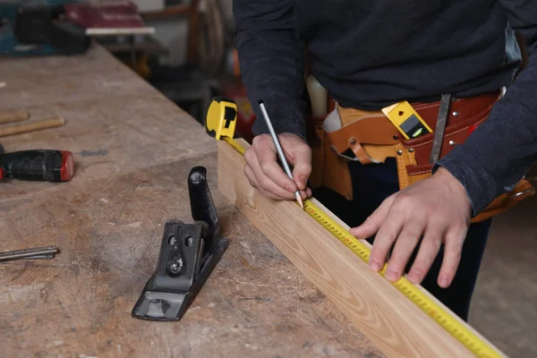 Carpintero Profesional Midiendo Tablón Madera Banco Trabajo Primer Plano — Foto de Stock