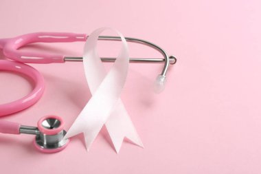 Renkli arka planda pembe kurdele ve steteskop, yakın plan. Göğüs.
