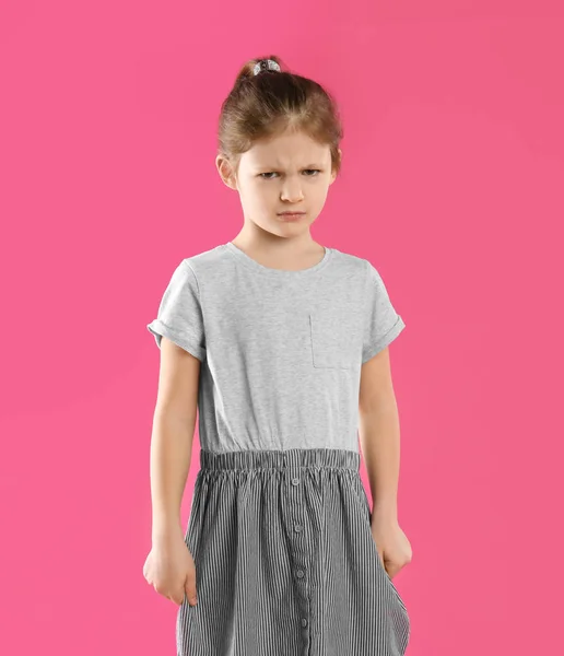 Retrato de niña molesta sobre fondo rosa —  Fotos de Stock