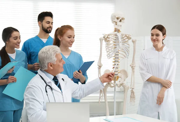 Professioneel orthopeed die medische studenten onderwijs geeft in een kliniek — Stockfoto