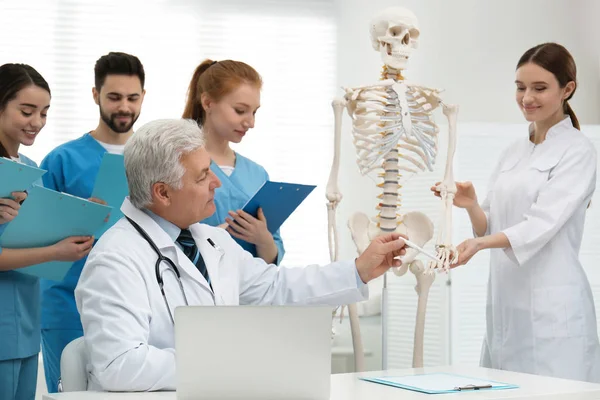Professioneel orthopeed die medische studenten onderwijs geeft in een kliniek — Stockfoto