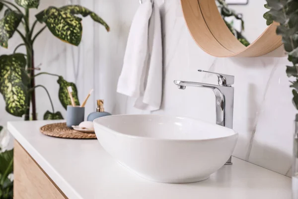 Elegante lavandino vaso e piante verdi in bagno. Interni desig — Foto Stock