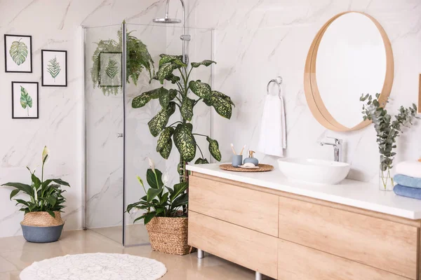 Plantas verdes en elegante baño moderno. Diseño de interiores —  Fotos de Stock